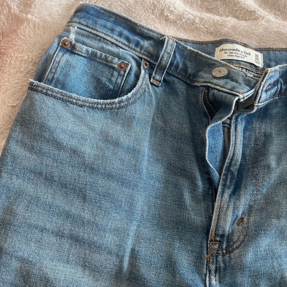 ABERCROMBIE 90’s STRAIGHT HIGH WAISTED JEANS